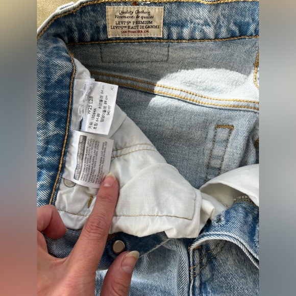 Light-wash Levi’s 501 skinny jeans with raw hem - Picture 4 of 10